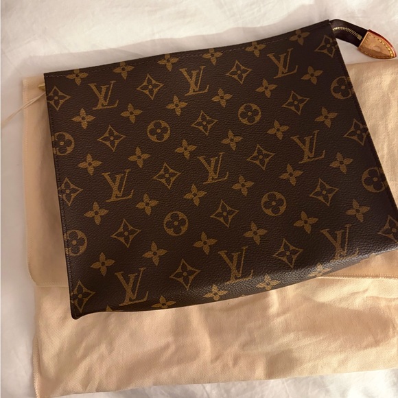 Louis Vuitton Toliet Pouch - Picture 3 of 7